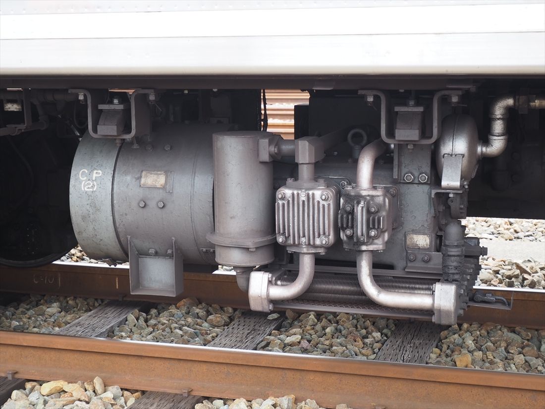 床下のコンプレッサー（記者撮影）