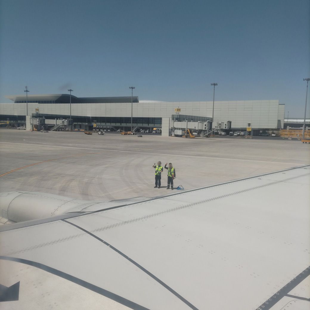 手を振ってくれたウイグルの空港職員（筆者撮影）