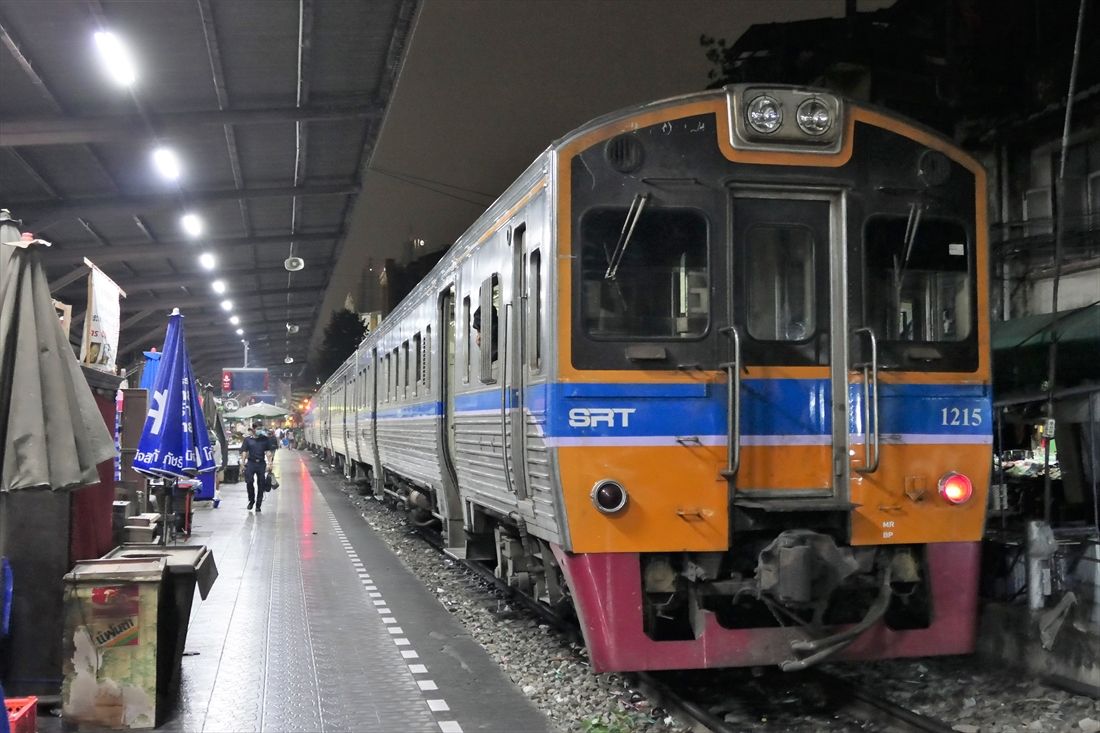 未明のウォンウェンヤイ駅からマハーチャイ線の始発で出発（筆者撮影）