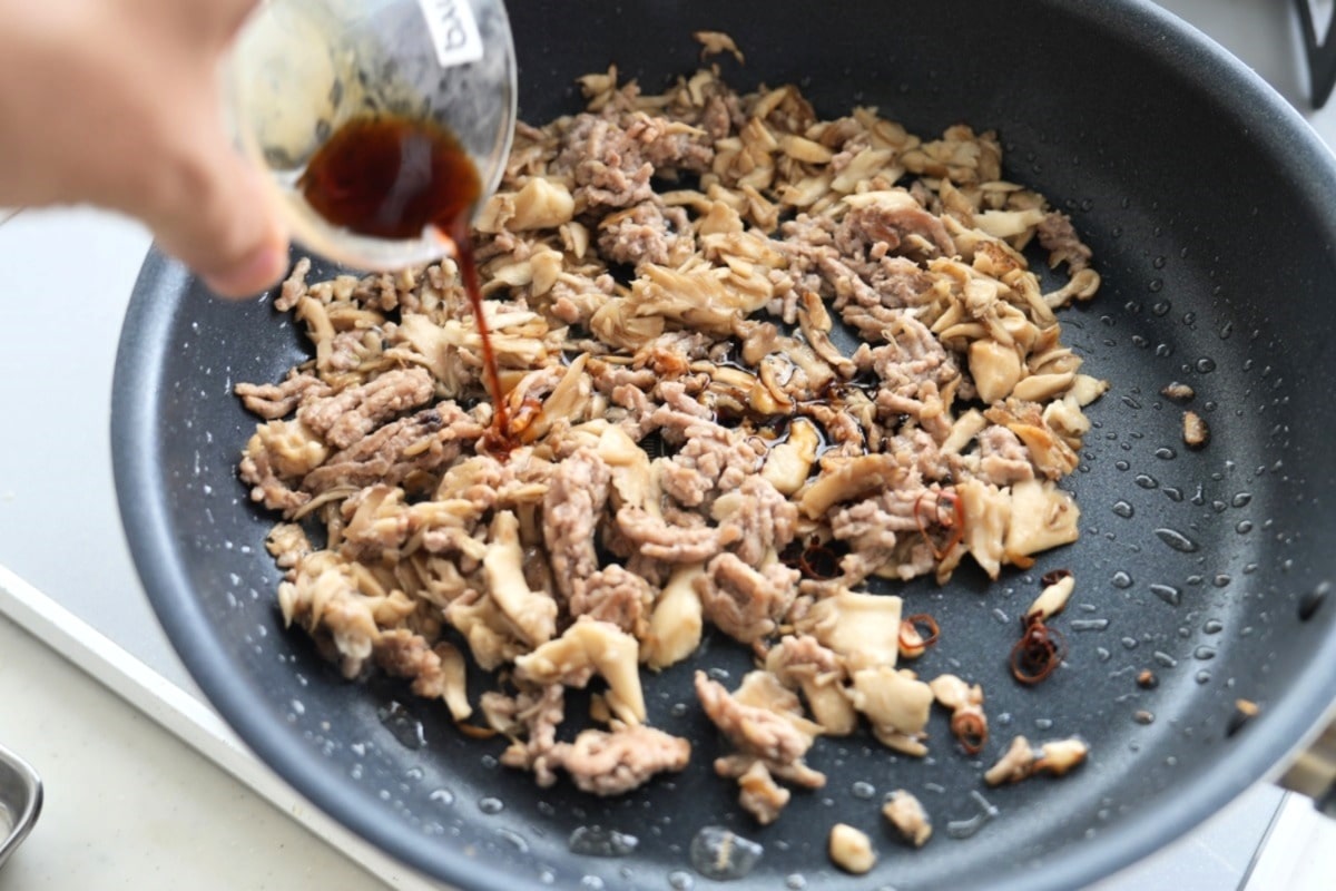 マイタケがしんなりして、少し焼き色がついた頃が出来上がりの目安（写真：筆者撮影）