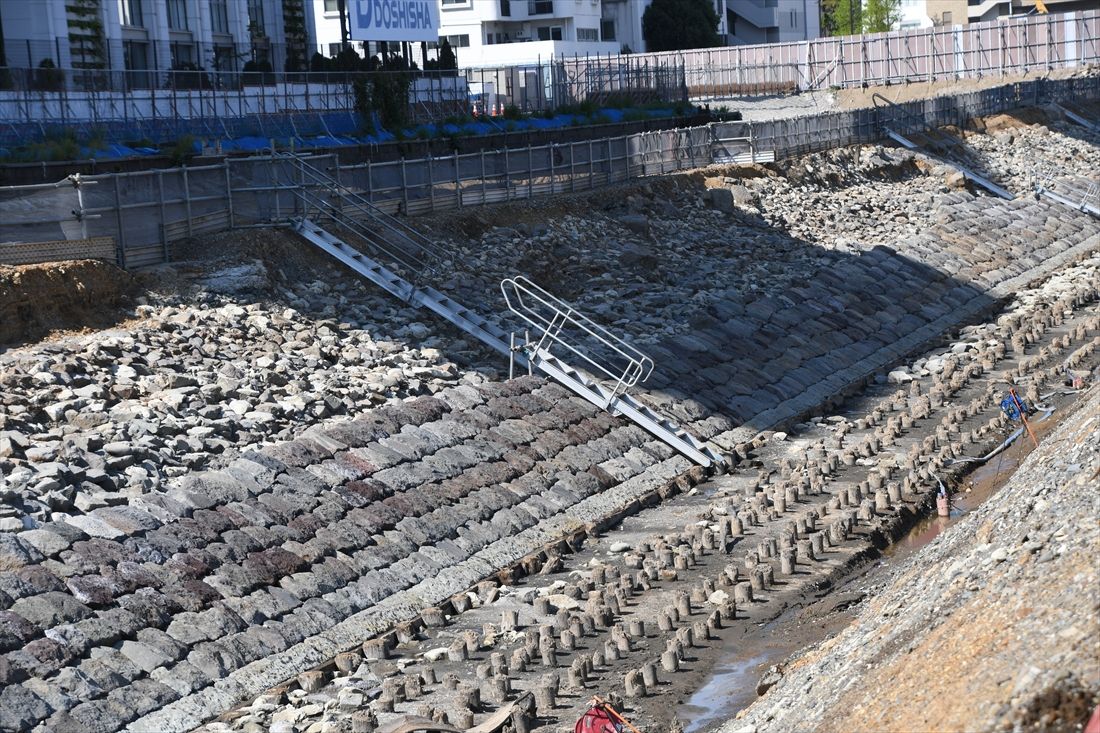 高輪ゲートウェイシティの工事中に発見された、明治時代の鉄道遺構「高輪築堤」＝2021年（記者撮影）