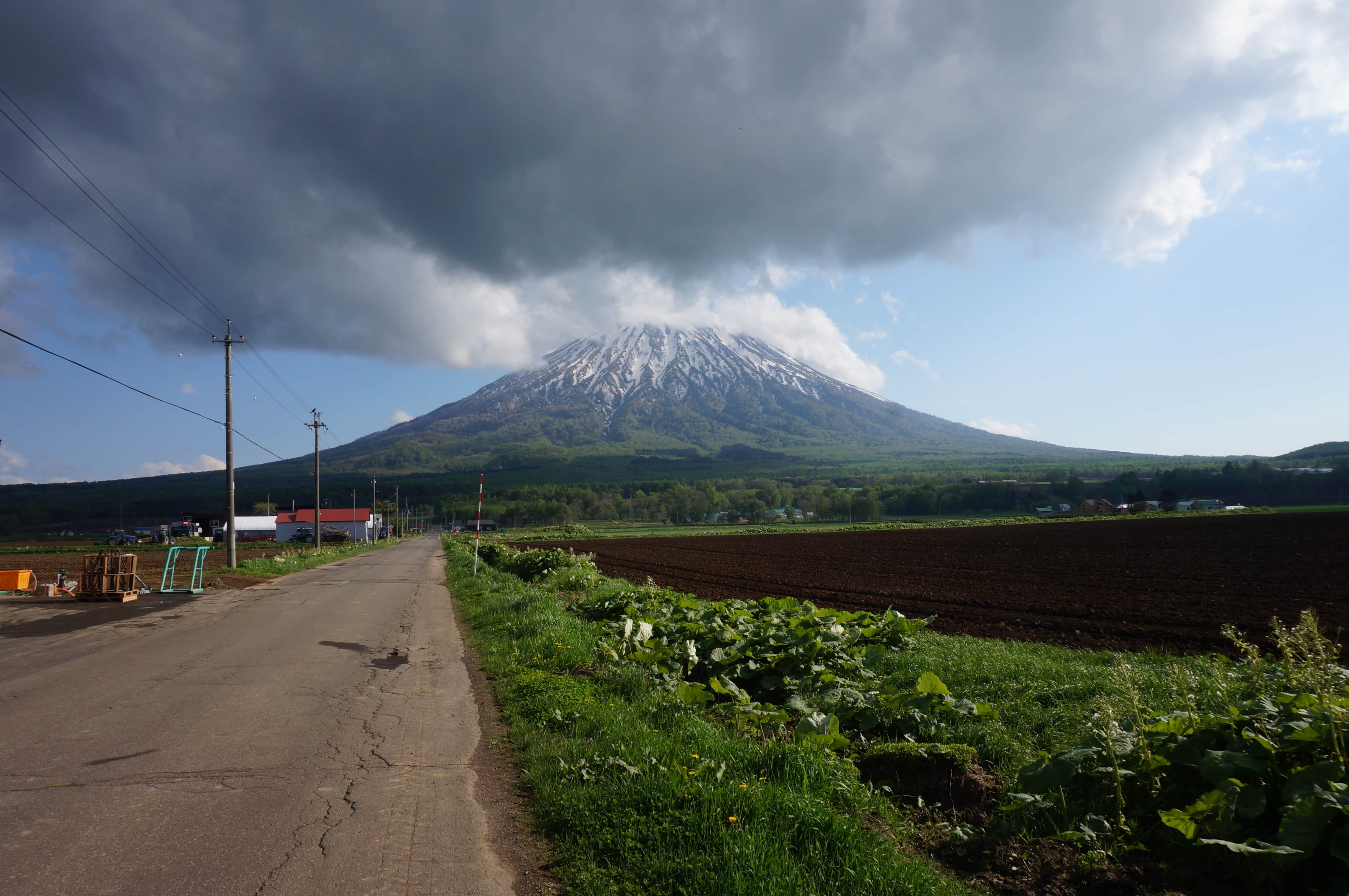 厚い雲がかかる羊蹄山周辺。外資による無許可の開発が問題になっている(写真:筆者撮影)