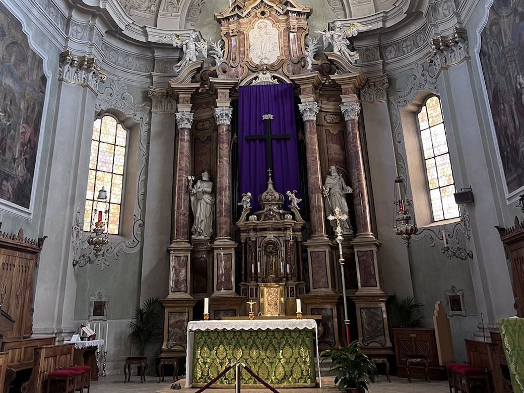 1773年に制作された主祭壇は木製で、漆喰で装飾されている。ピカピカに磨かれた漆喰が、丁寧に手入れをされていることを物語っている（写真：筆者撮影）