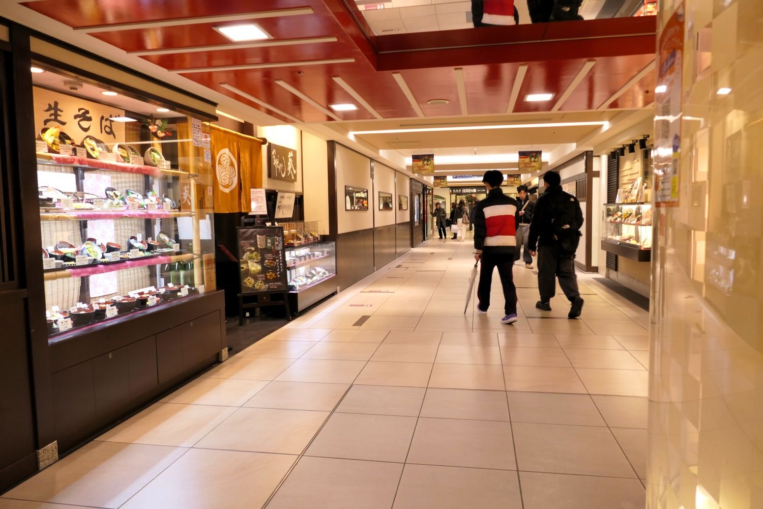 飲食店や土産物店が軒を連ねる駅1階の近鉄名店街「みやこみち」（記者撮影）