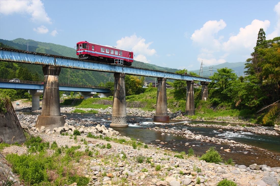 長良川を渡る長良川鉄道の列車（撮影：南正時）