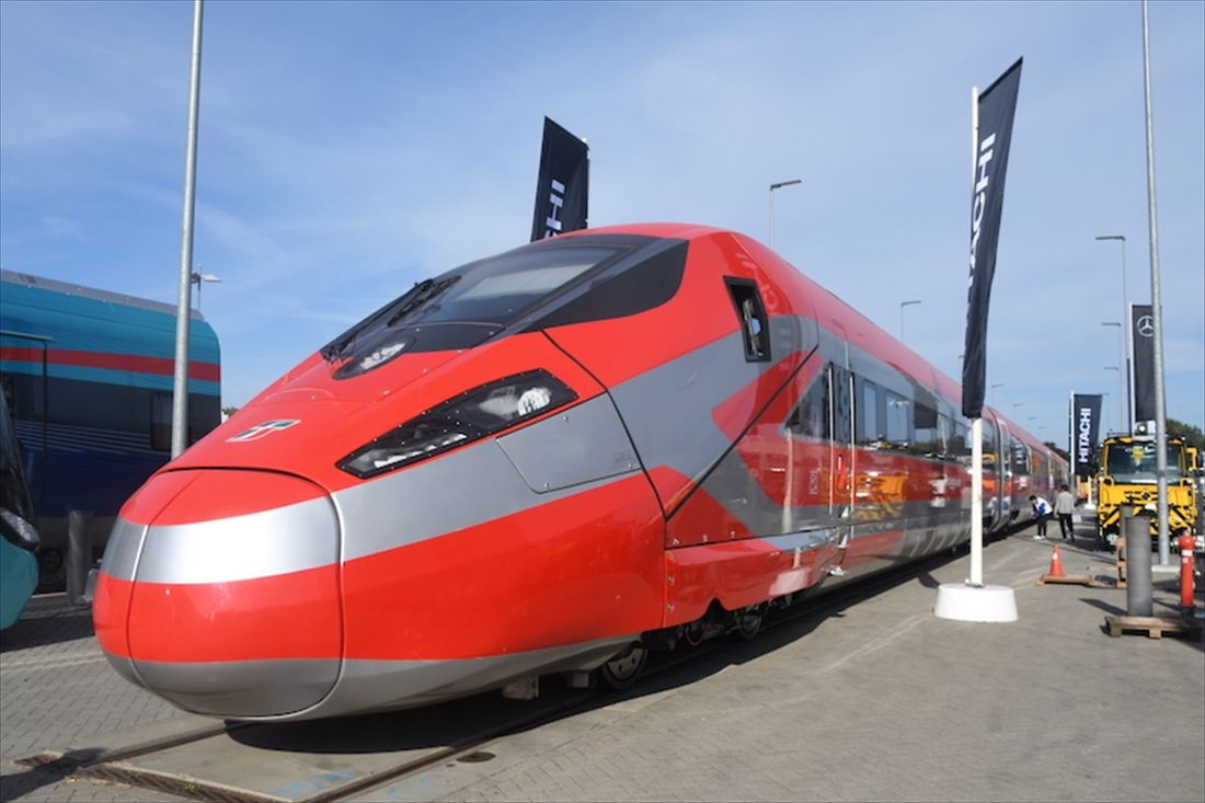 日立が製造するイタリアの高速列車「フレッチャロッサ1000」(記者撮影)