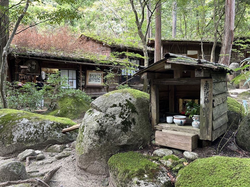 園内には小さな祠があり、神様を祀っている（筆者撮影）