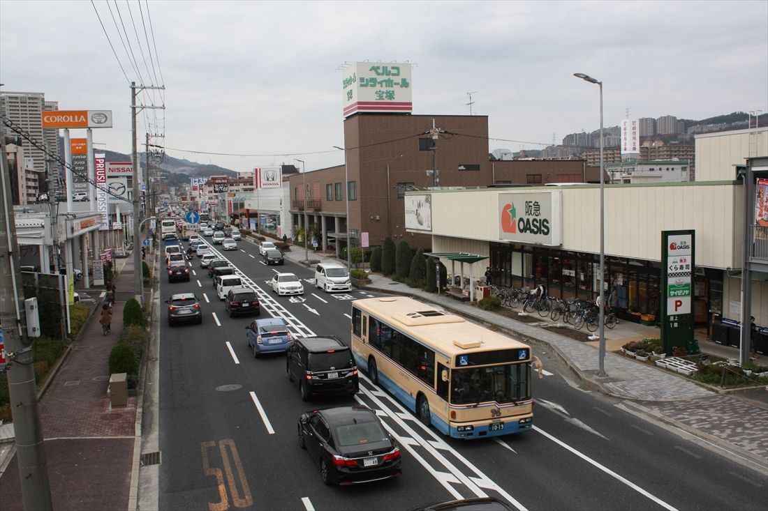 宝塚は阪急の「牙城」。阪急バスが走り、阪急系のスーパーマーケットもある（筆者撮影）