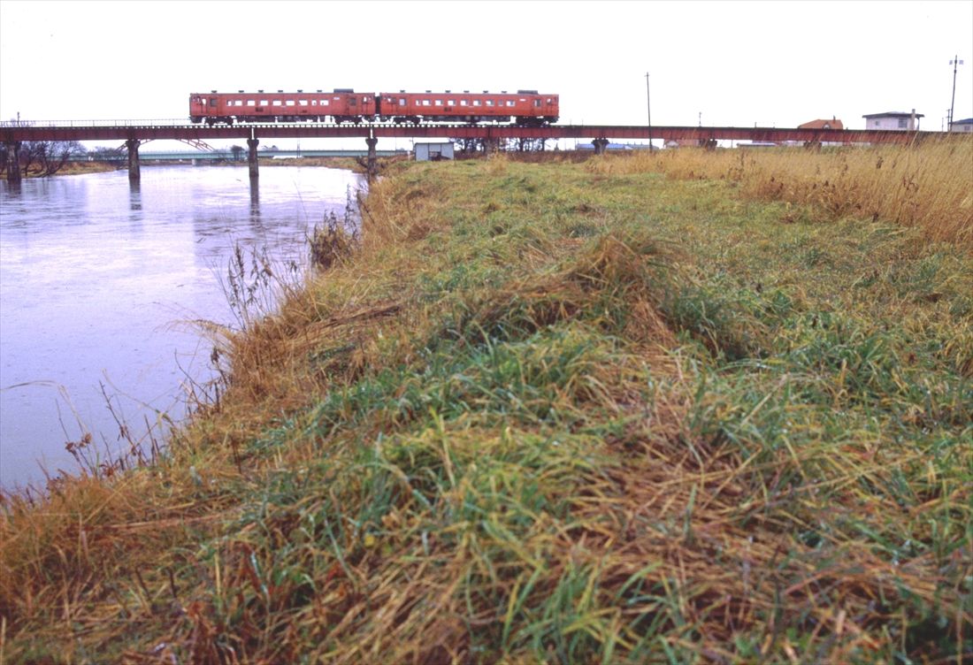 標津線（1989年廃止）を走るキハ40形の2両編成（撮影：南正時）