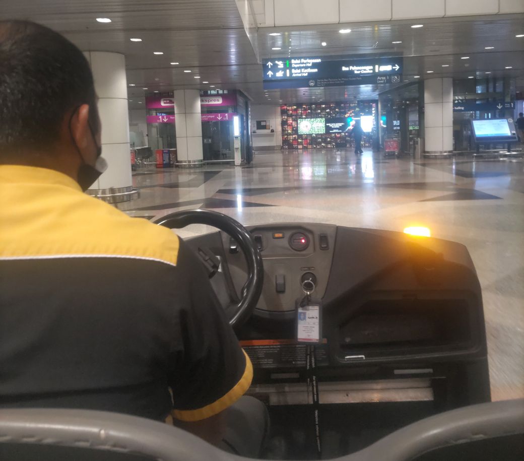 バギーは日本なら100%問題になるであろう猛スピードで空港〜ラウンジを移動する（筆者撮影）