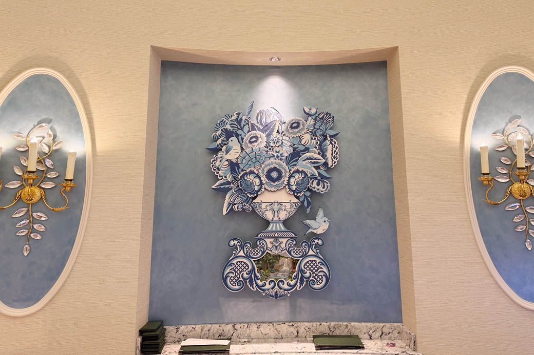 レストラン入ってすぐレセプション（受付）エリアの装飾。青い鳥のモチーフが愛らしい（写真：筆者撮影）