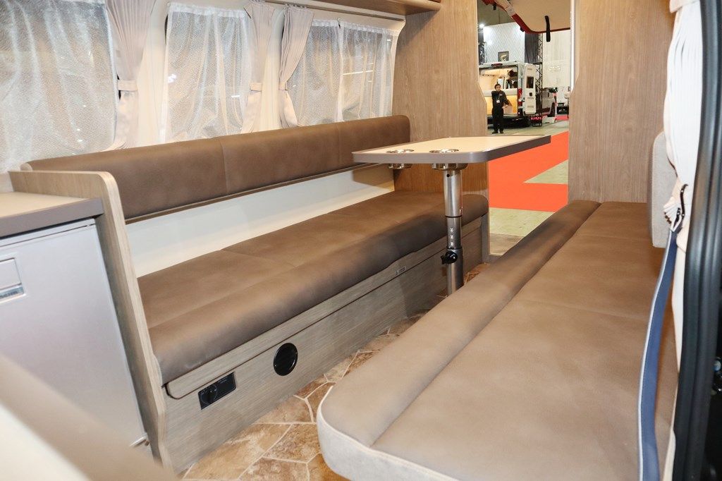 新型キャンピングカー「レクビィ プラスリビン」のライトタイプ（写真：筆者撮影）