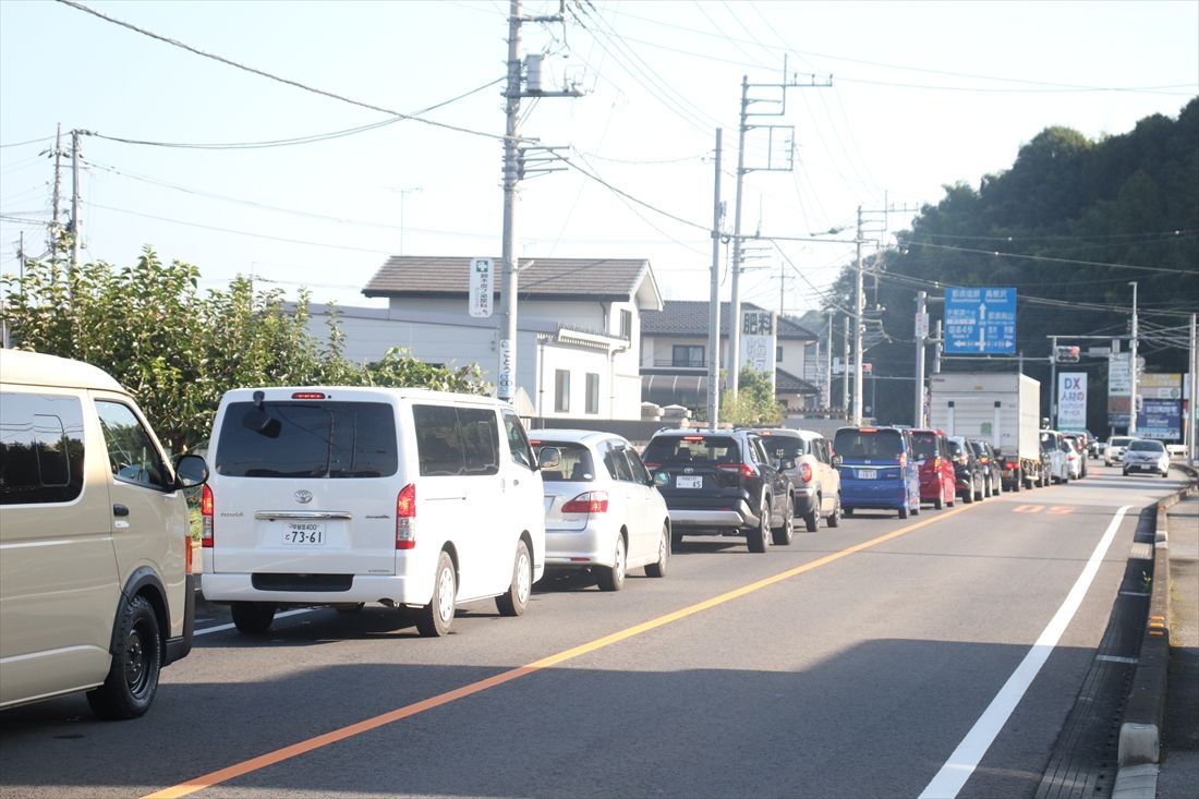 柳田大橋の東側で鬼怒通りに合流する道路（2023年8月21日7時6分）。ライトライン開業前は信号待ちの長い列ができていた（筆者撮影）