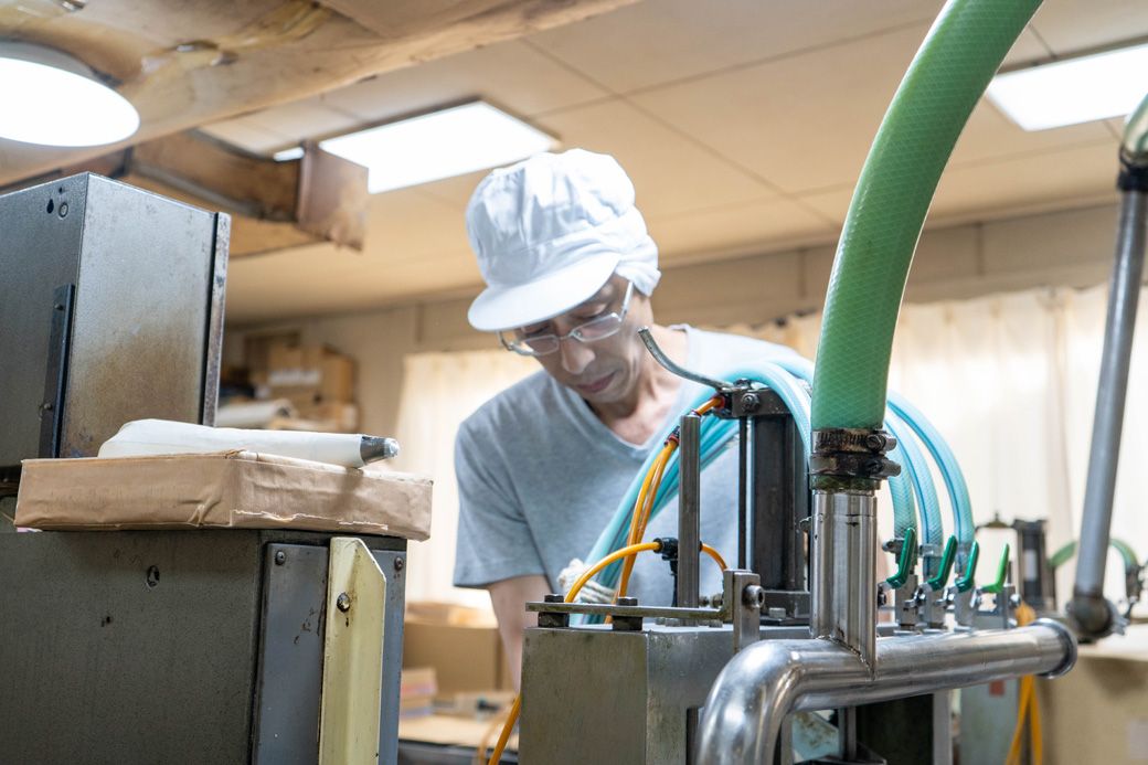 機械の調子を確認する池田さん（写真：筆者撮影）