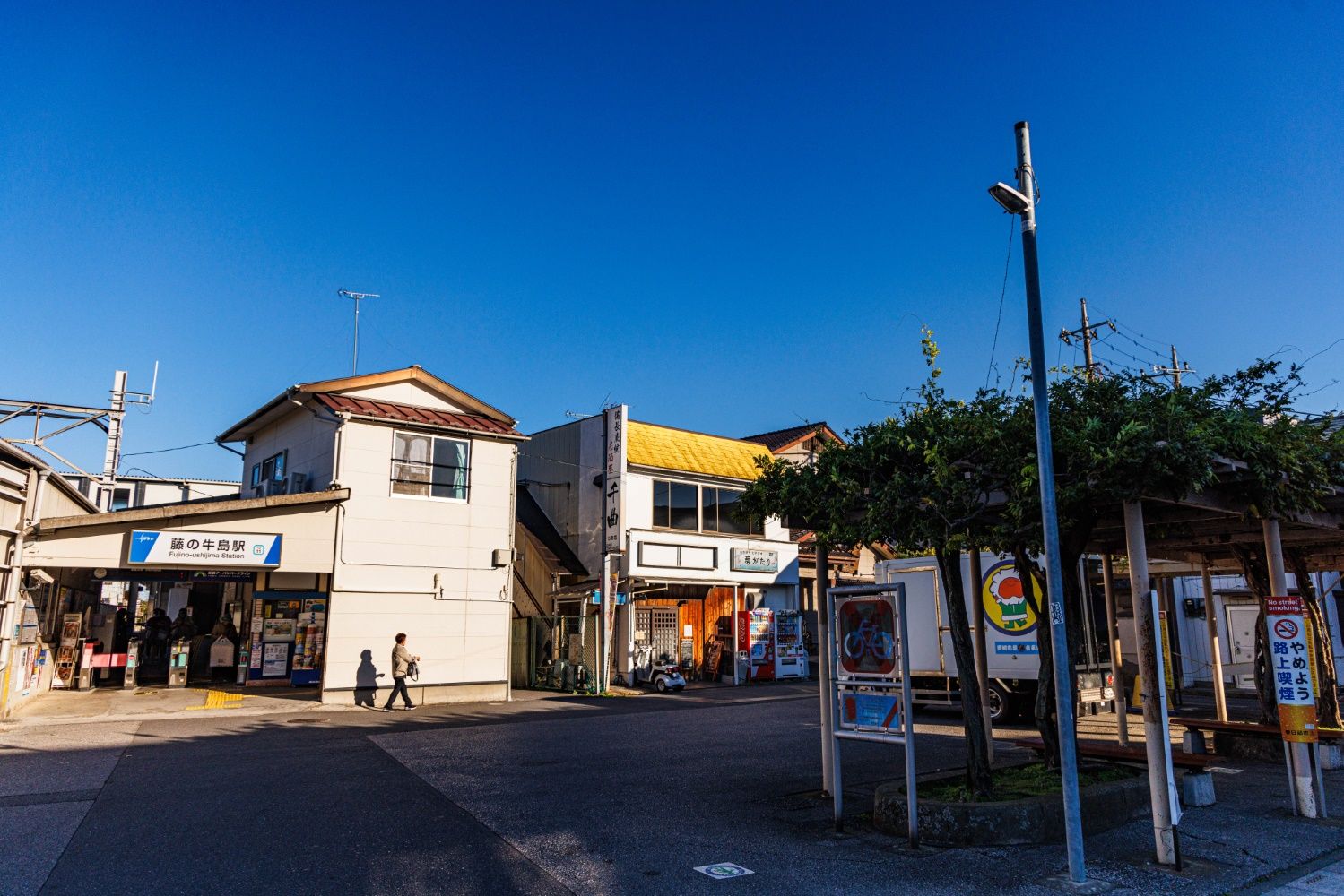 春日部駅の1つ隣、藤の牛島駅。右手の藤棚は藤花園にちなんだもの。昭和の香りがする駅前広場だ（撮影：鼠入昌史）