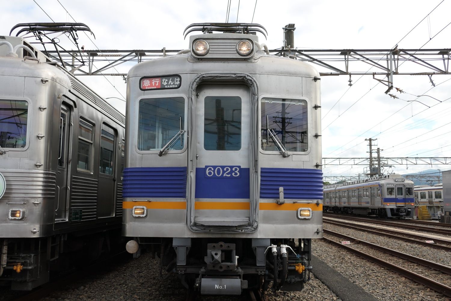 右後方に見えるのは両開き式ドアの6300系（記者撮影）