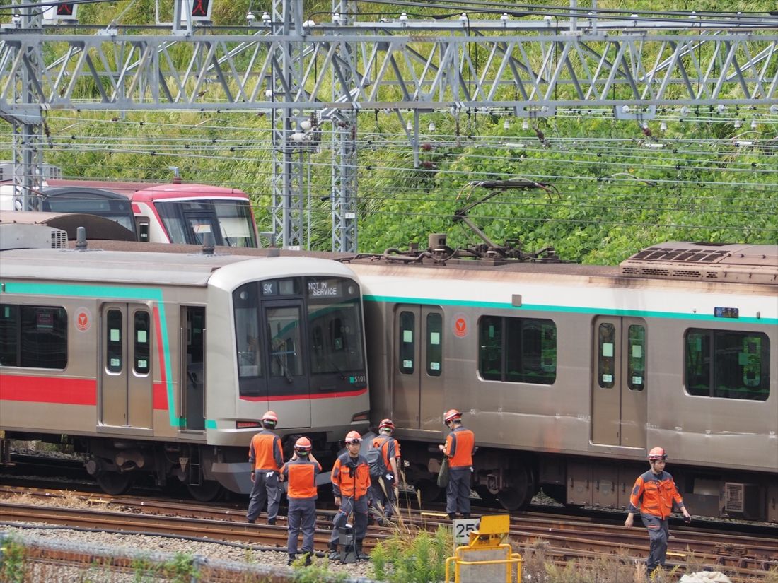 事故車両の点検などを行う関係者＝2025年10月6日（記者撮影）