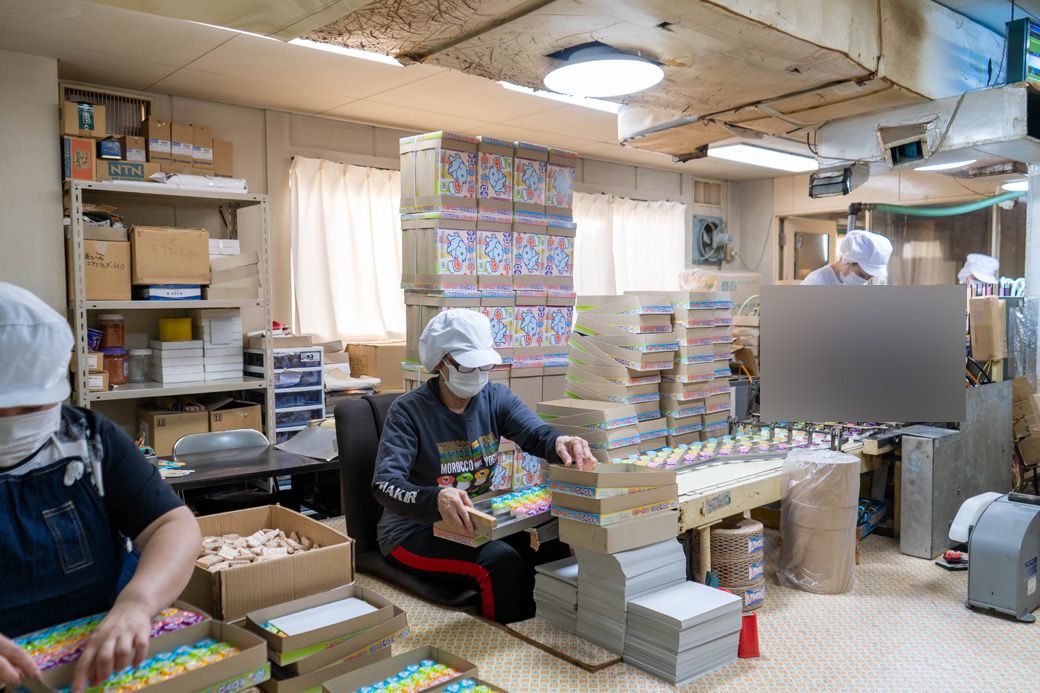 検品、箱詰め作業。中央の従業員が着ているのは、モロッコヨーグルのオリジナルTシャツだ（写真：筆者撮影）