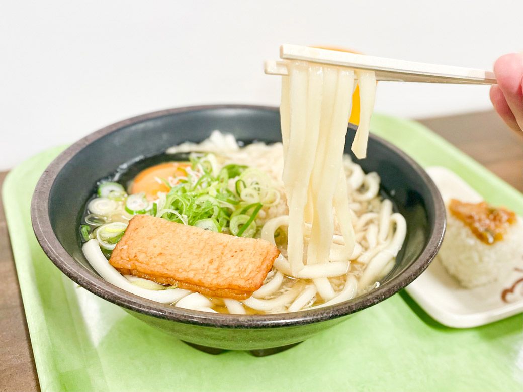 くったりとした麺。「麺柔らかめで」と注文していたお客さんもいた。やはり宮崎人にとって、うどんは柔らかくてなんぼなのかもしれない（写真：筆者撮影）