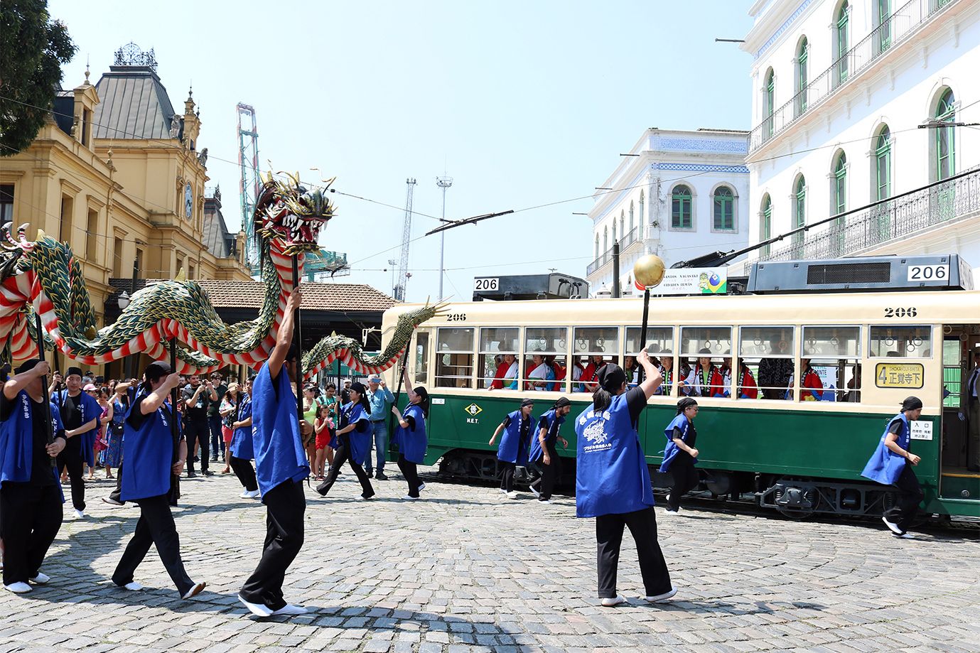 2019年サントスにて、ブラジル長崎県人会による「龍踊り」とともに列車を発表（写真：Raimundo Rosa）