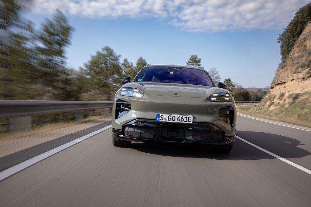 スペインで開催されたポルシェ新型EV「カイエン・エレクトリック」国際試乗会の様子（写真：Porsche AG）