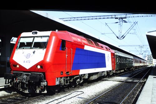 ギリシャの機関車が引くインターシティ（1998年 筆者撮影）