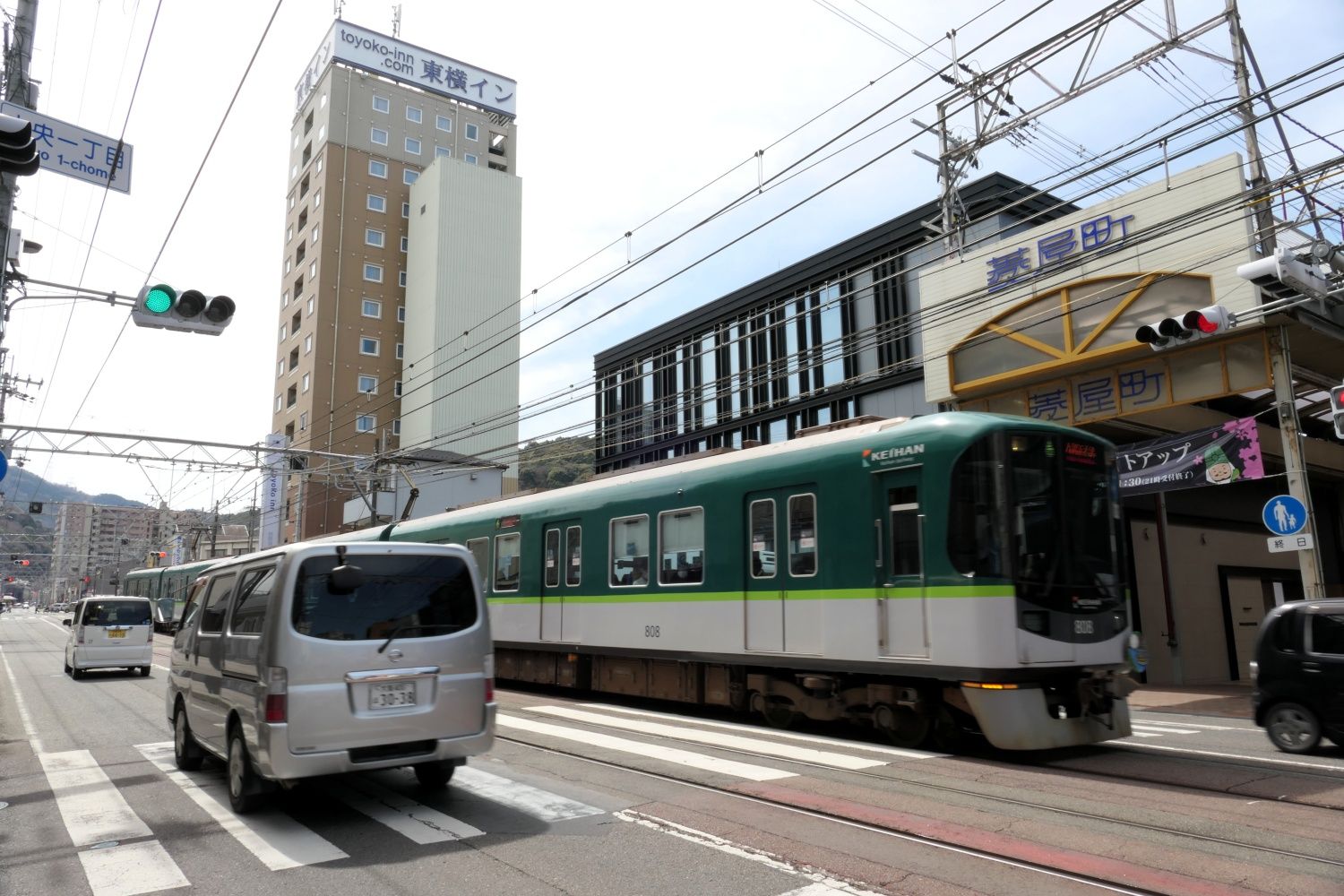 自動車と並走するびわ湖浜大津行き（記者撮影）