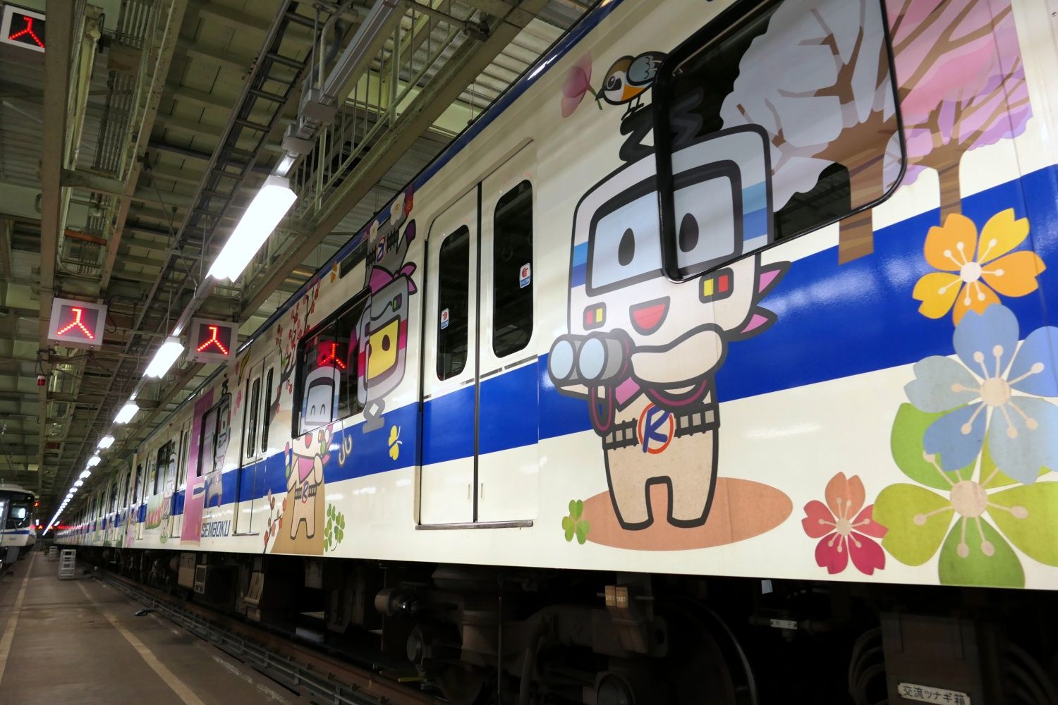 難波方から3両目は「春」がテーマ（記者撮影）