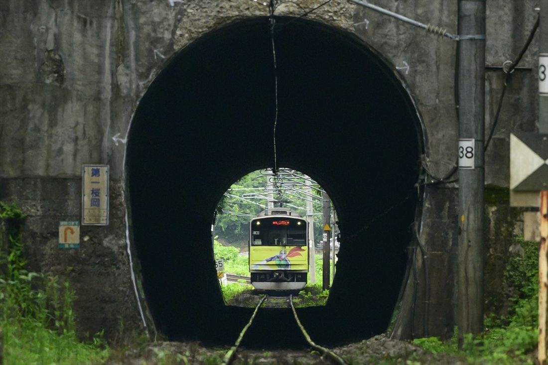 陸前浜田―松島海岸間のトンネルに入る「マンガッタンライナー」（撮影：武川健太）
