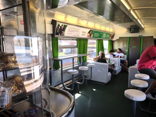 インターシティのバー車両はカジュアルに寛げる雰囲気（筆者撮影）