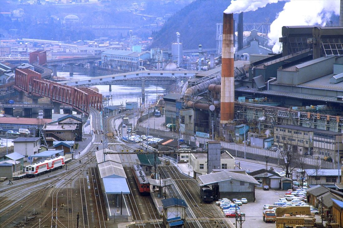 三陸鉄道開業直後の釜石駅。手前の国鉄釜石線側と違い、奥の三陸鉄道側は線路のバラスト（砕石）の色が新しいのがわかる（撮影：南正時）