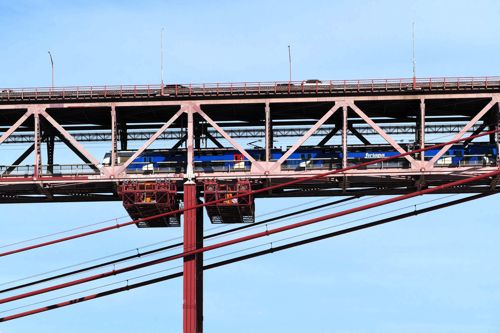 私鉄のフェルタグスは4月25日橋を渡ってテージョ川を越える（筆者撮影）