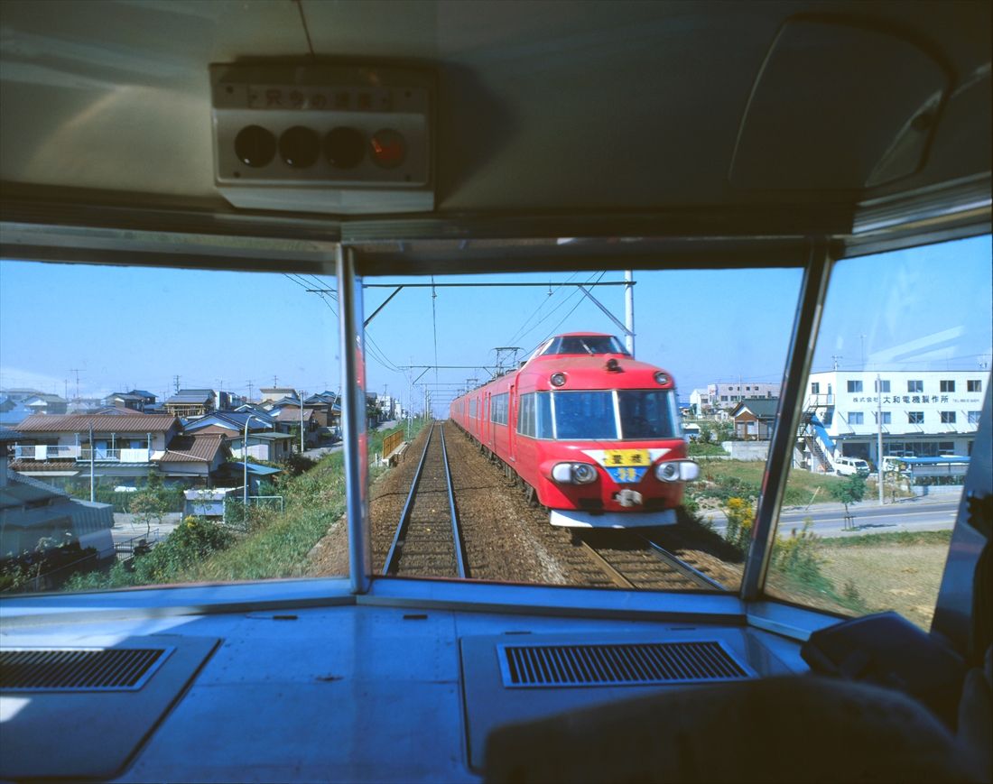 パノラマウィンドウが特徴の名鉄7000系「パノラマカー」はオール自由席の通勤通学電車として運用されていた。その最前部のパノラマ席を確保するのが子供たちの憧れだった（撮影：南正時）