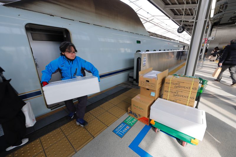 新大阪に到着したカツオたち。KITTE大阪へ急ぐ（筆者撮影）
