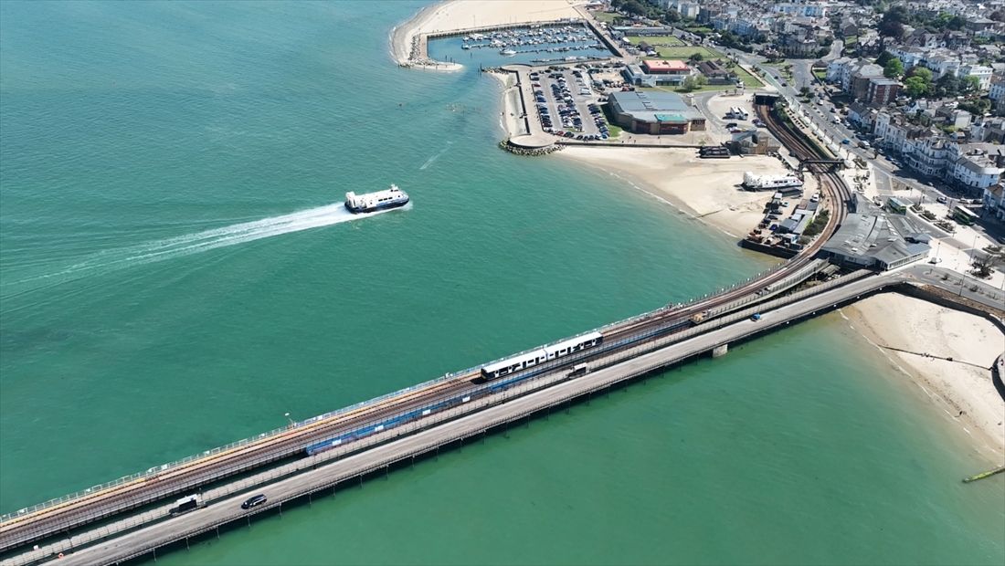 ホーバークラフトと桟橋鉄道（写真：Network Rail）