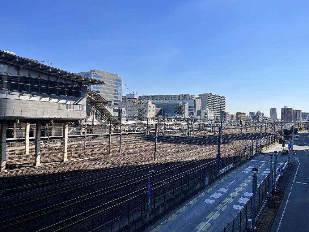 とにかく線路が多い。かつての大宮操車場跡地を利用して再開発されたため、京浜東北線、宇都宮線、高崎線などの線路が密集している（筆者撮影）