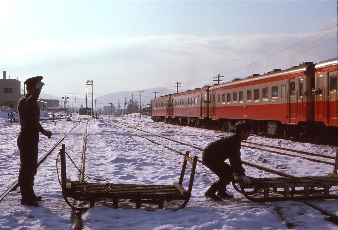キハ22普通列車　夕張線清水沢駅構内　1973年3月（撮影：南正時）