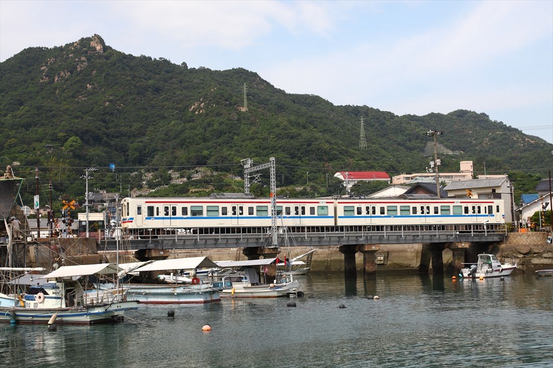 忠海付近を走る呉線の105系電車。同線を含む広島近郊路線は2019年までに227系電車に置き換わった（撮影：南正時）