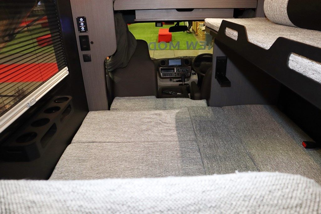 ダイレクトカーズの新作キャンピングカー「DN-75」（写真：筆者撮影）