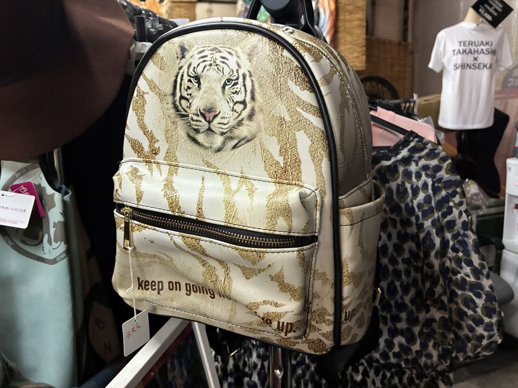 ほかではなかなか出会えない顔付きヒョウ柄リュック（筆者撮影）
