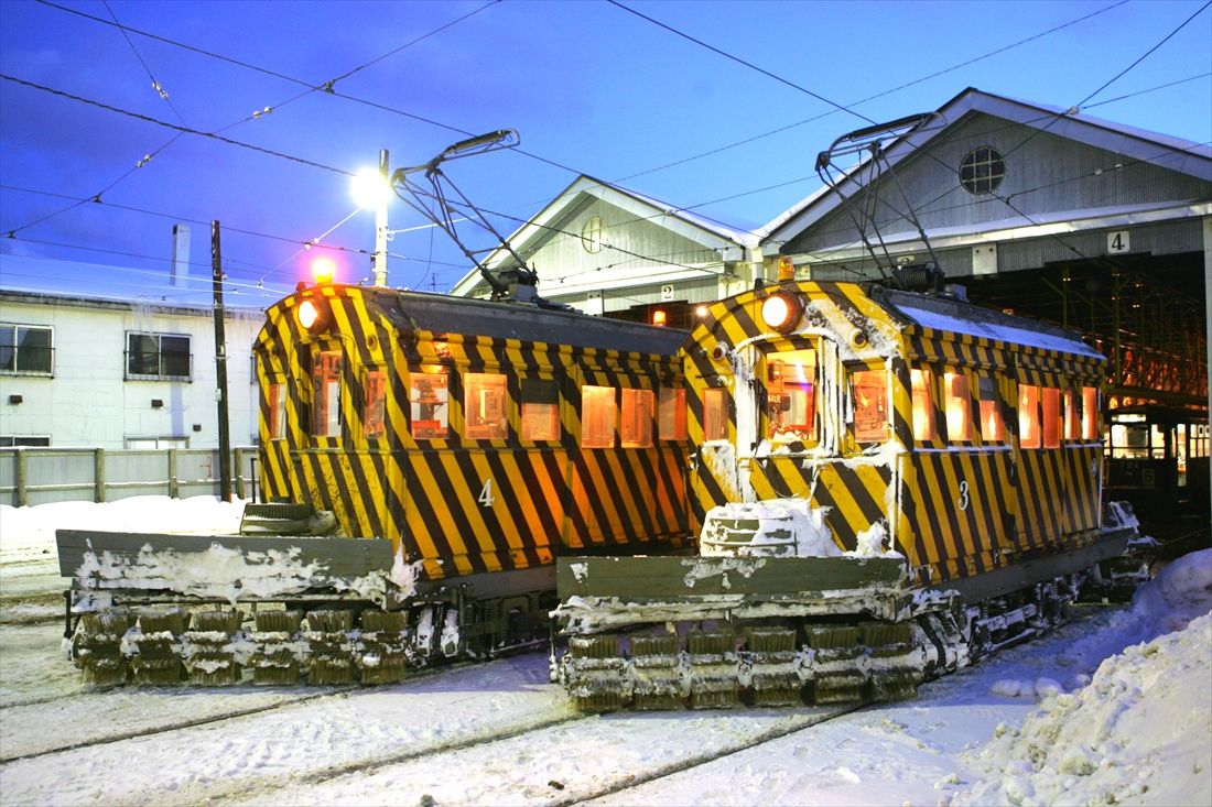 出場待機中の函館市電の除雪車「ササラ電車」（写真：坪内政美）