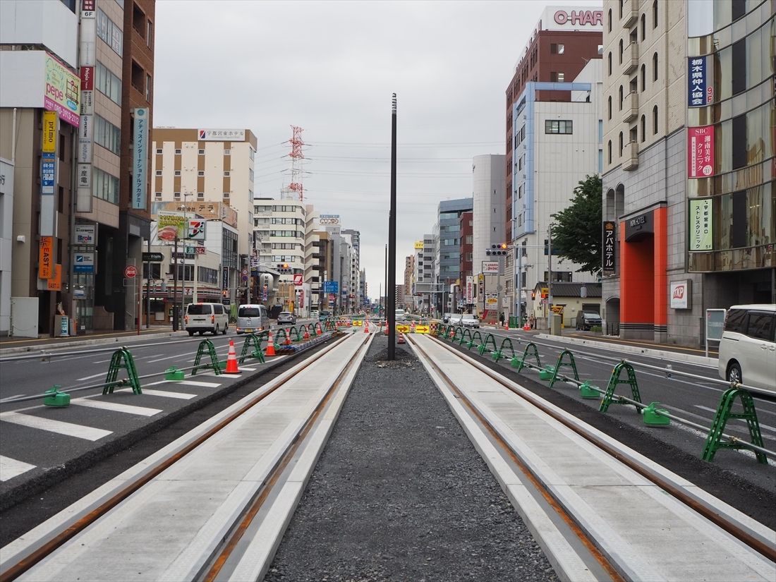 鬼怒通りに敷設された軌道＝2022年6月（記者撮影）