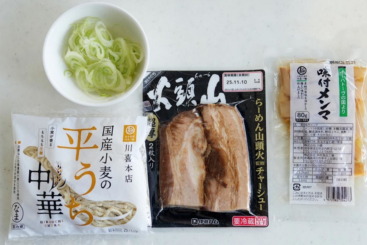 麺と具材。長ねぎの食感、風味がアクセントになります