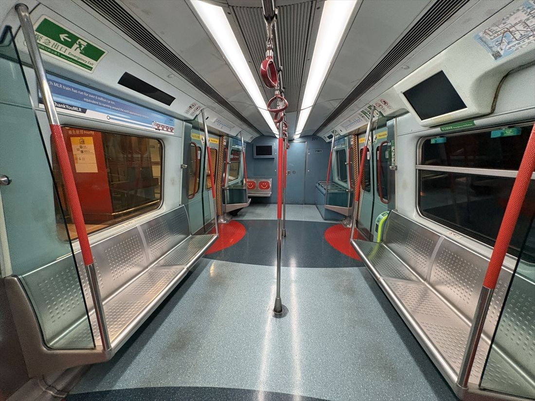 MLR更新車の車内。ロングシート化により通勤輸送能力を高めた設計（筆者撮影）