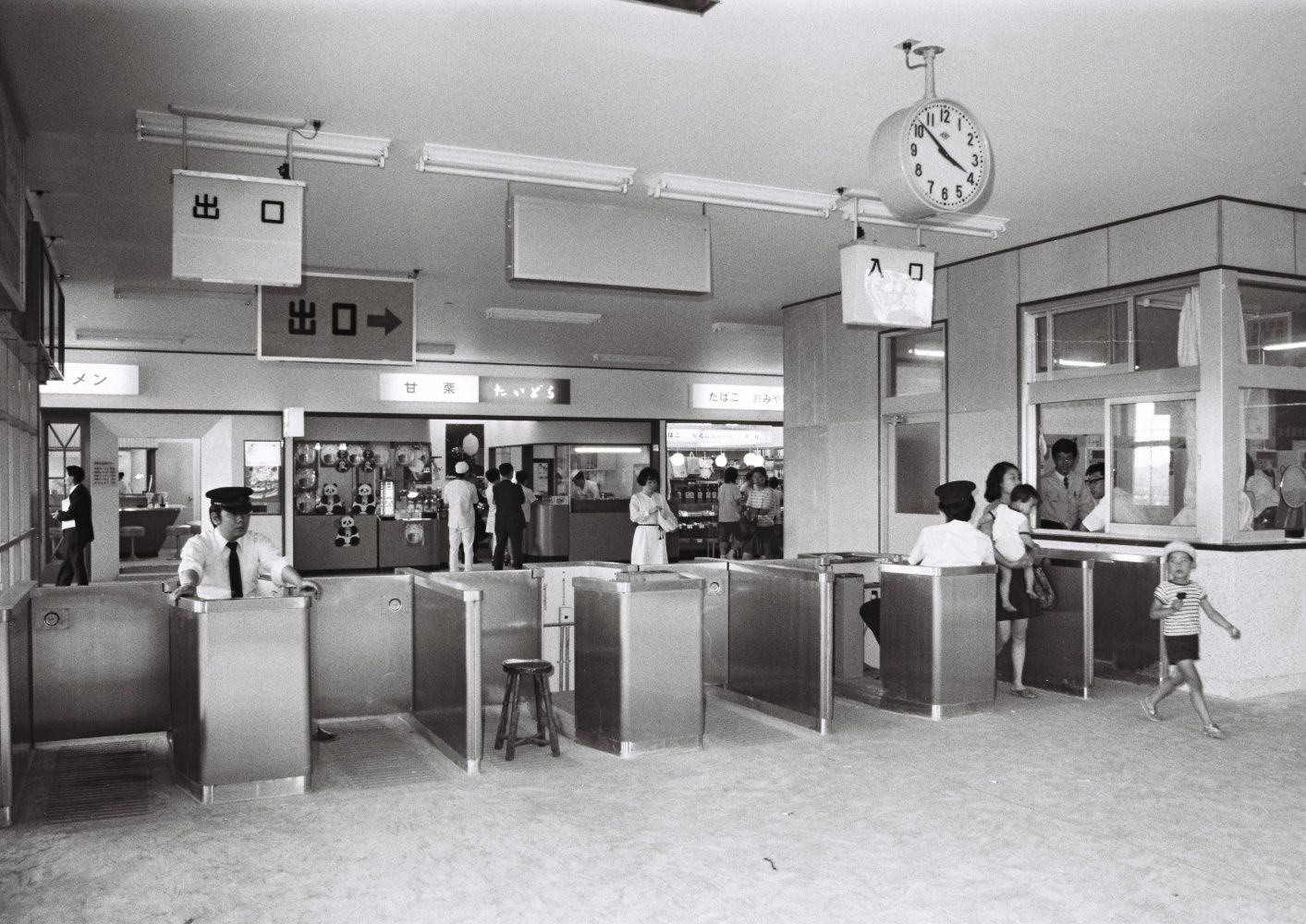 鶴瀬駅の橋上駅舎＝1973年（写真：東武博物館）