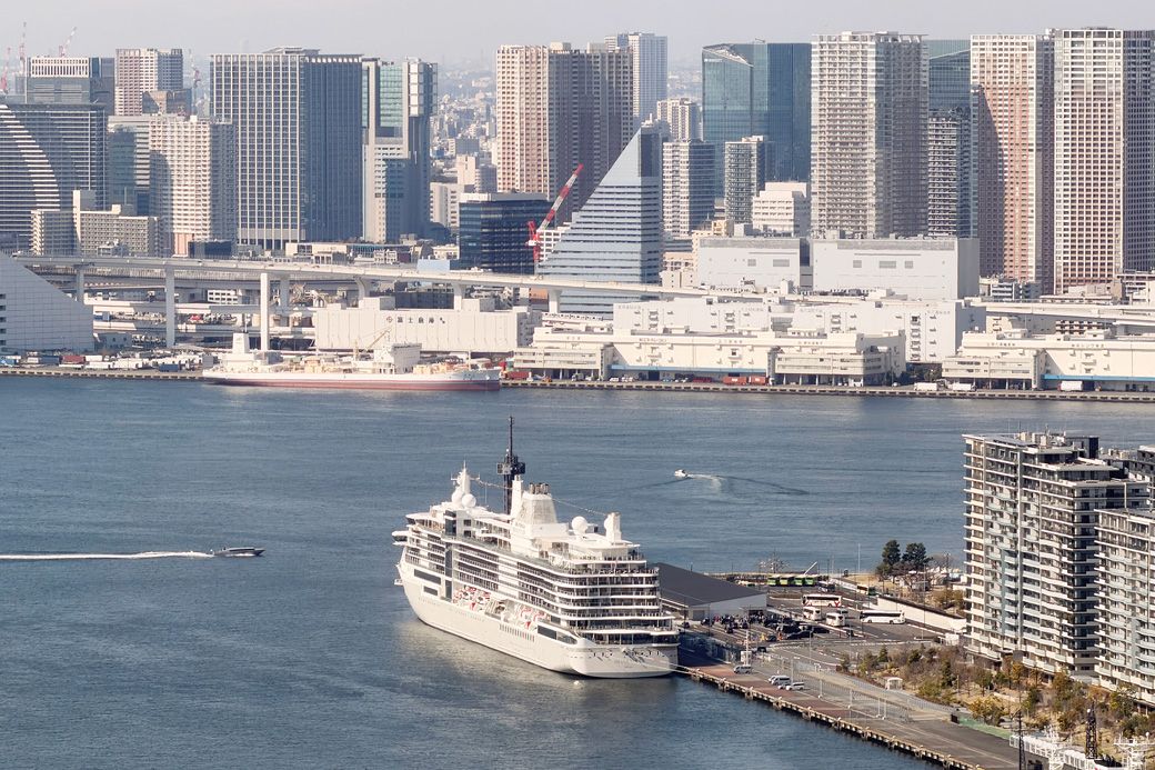 窓からは晴海埠頭に停泊する客船も見えた（写真：筆者撮影）