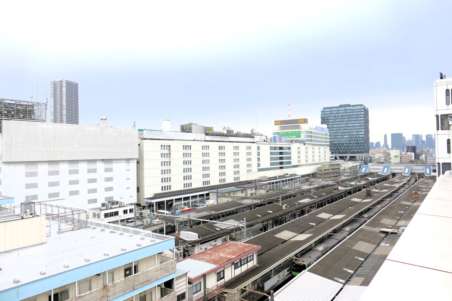 東武東上線の池袋駅屋上