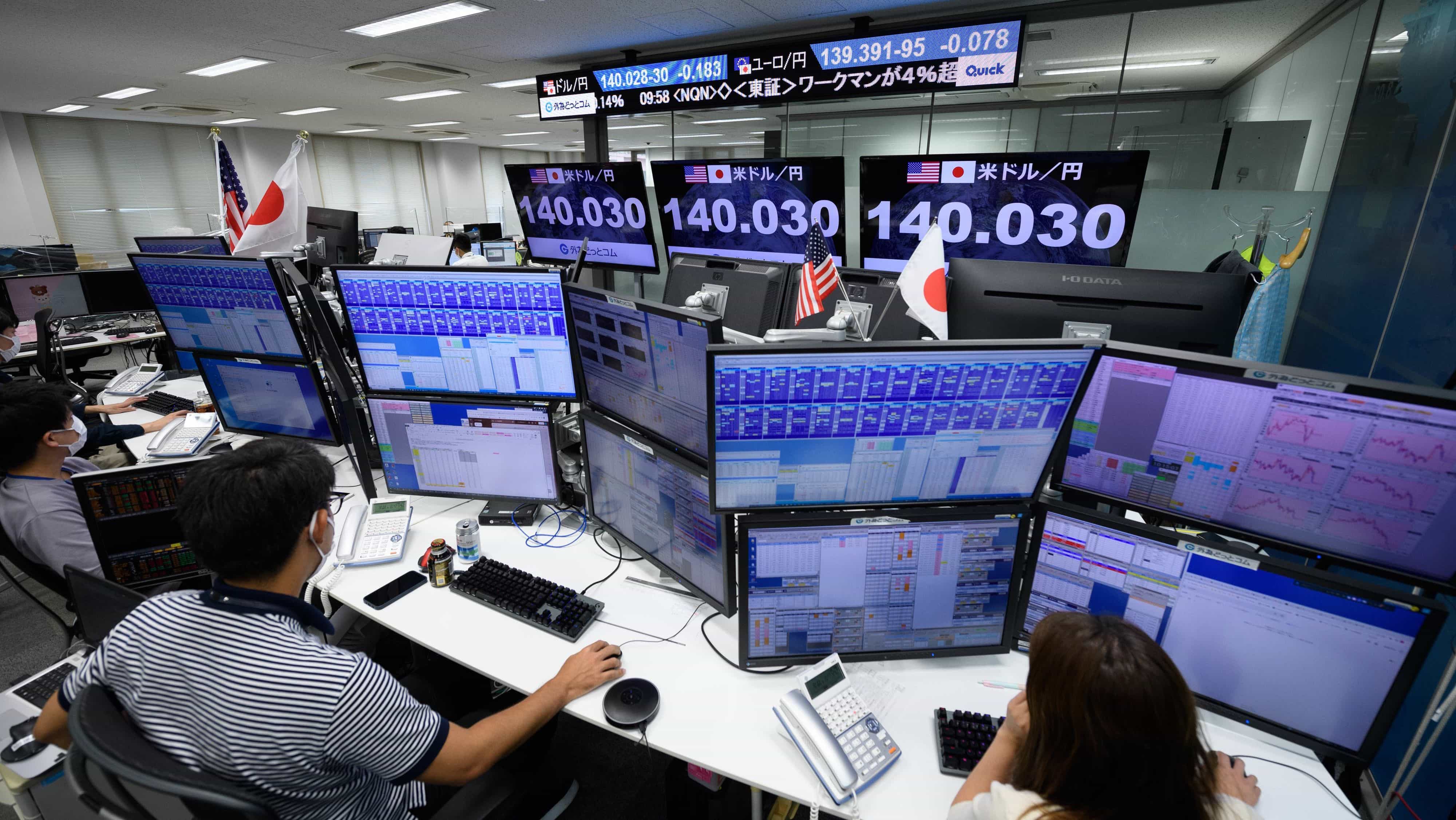 Yen Slips Toward 158 as BOJ Dissent Keeps Rate-Hike Path Uncertain
