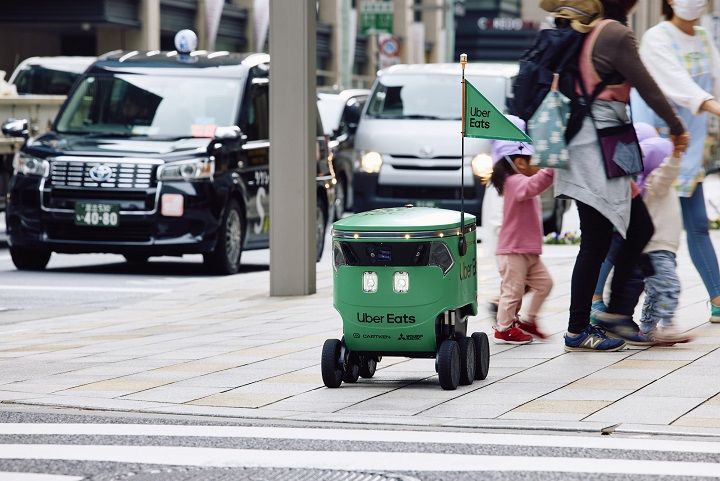 オフィス街の歩道を走行してデリバリーする自律型ロボット（写真：Uber Eats）