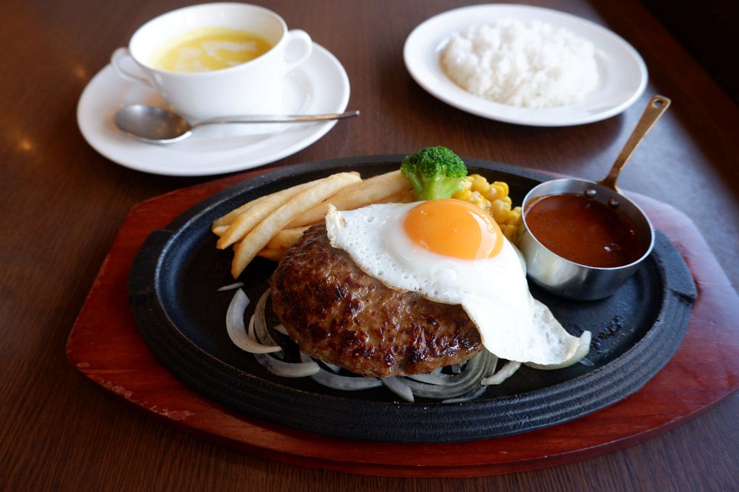 目玉焼きの乗った黒×黒ハンバーグは一目で食欲をそそる（写真：筆者撮影）